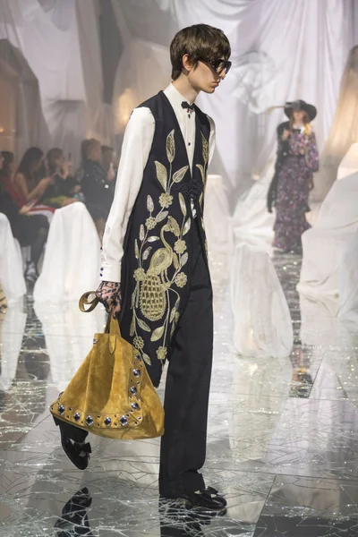 Look 18